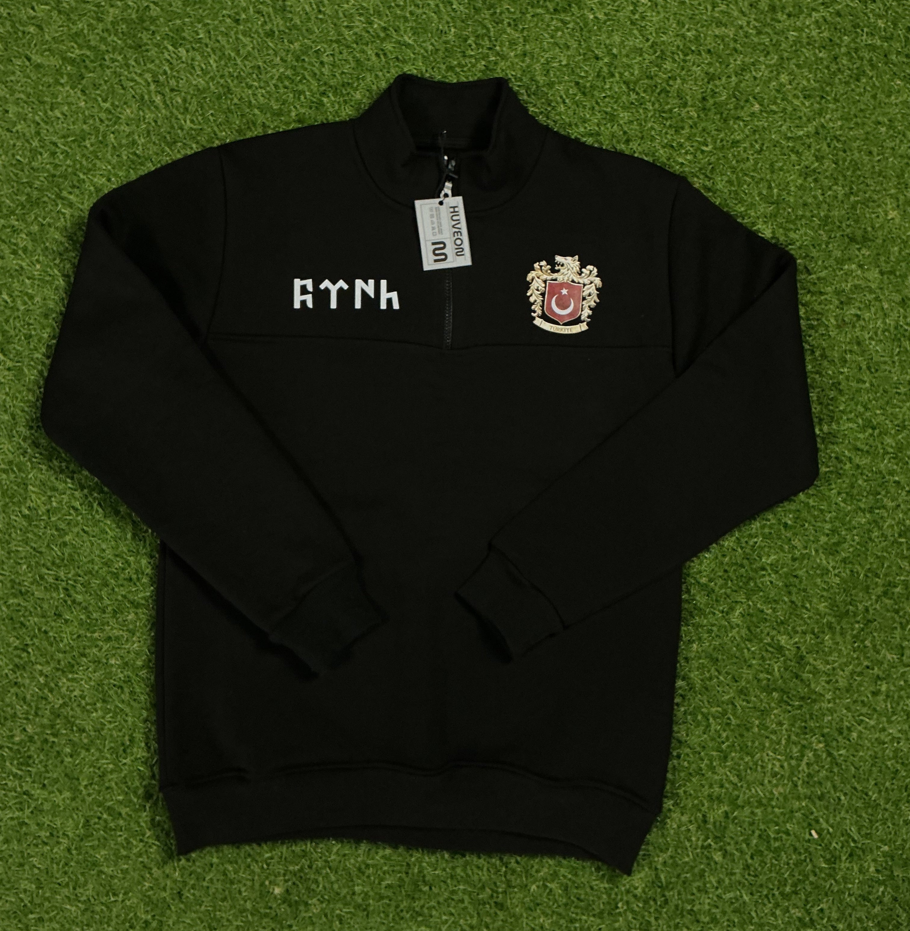 Göktürk Alfabesi Tasarımlı Yarım Fermuarlı Sweatshirt – Kalın 3 İplik Kışlık Kumaş GTY1